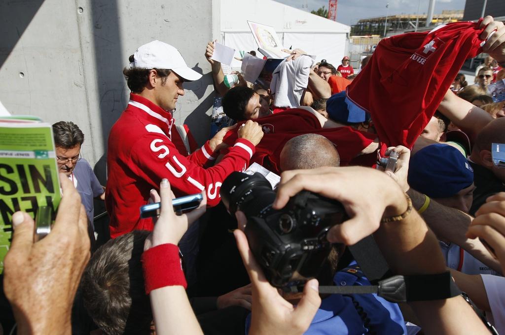 Roger Federer a fait le bonheur des chasseurs d'autographes tout au long de la semaine "bernoise" [KEYSTONE - PETER KLAUNZER]