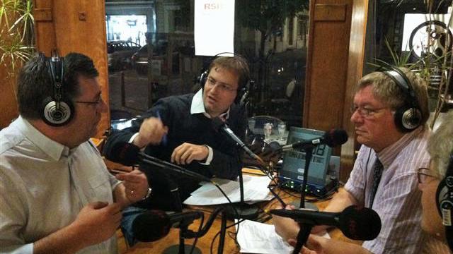 Christian Castella (directeur de la Fédération Patronale et Economique de Bulle et président du conseil d'administration des Transports publics fribourgeois), Laurent Caspary, Pierre Berset (journalistes RSR), et Isabelle Raboud-Schülé (conservateur du Musée Gruyérien), au Café du Tonnelier à Bulle le dimanche 30 octobre 2011 pour un débat sur les élections fribourgeoises dans Forum. [Muriel Ballaman]