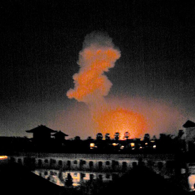 12 octobre 2002: un attentat à la voiture piégée contre un club à Bali fait 202 morts, dont de nombreux touristes étrangers (parmi lesquels 3 Suisses). Une attaque attribuée à la Jemaah Islamiyah, qui s'inspire d'Al-Qaïda.