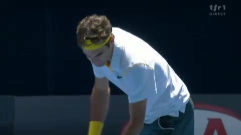 Tennis / Open d'Australie: Echange intense remporté par Federer qui s'offre deux balles de break. Il les transforme et mène tout de suite 2-0