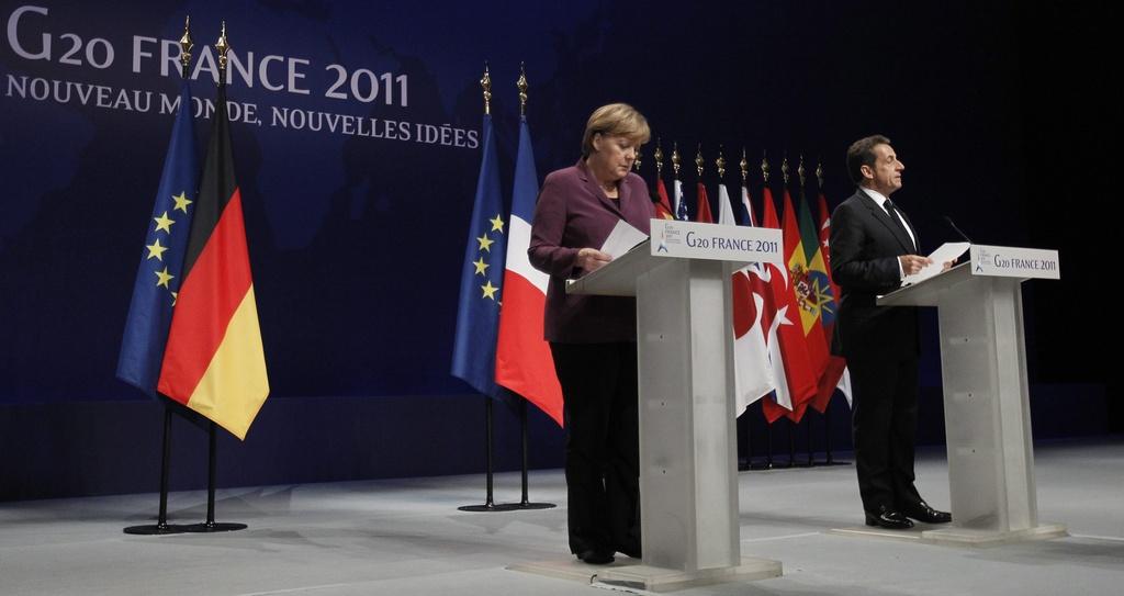 Lors de cette conférence de presse mercredi jeudi soir, Engela Merkel et Nicolas Sarkozy se sont montrés très fermes face au référendum grec. [KEYSTONE - Guillaume Horcajuelo]