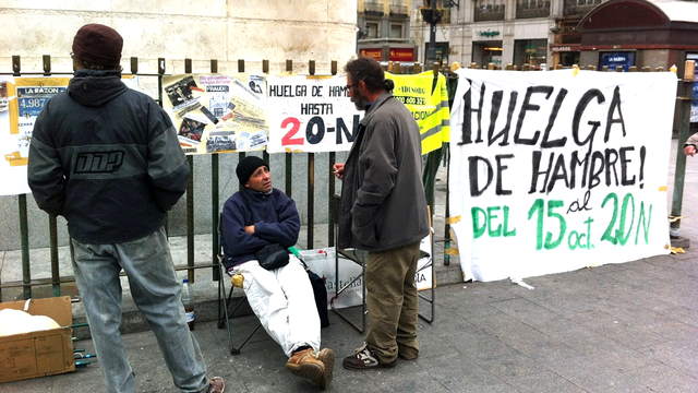 Des chômeurs de longue durée en grève de la faim sur la Puerta del Sol: assis de face, Juan;  debout, celui qui lui parle, Luis. [Valérie Demon]