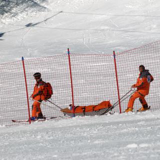 Les chutes sur la neige dure occasionnent des blessures importantes. sauveteurs ski blessé [ChristianFallini]