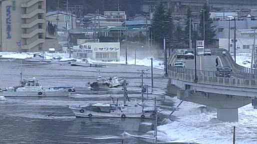 La vague du tsunami a frappé les côtes nipponnes en emportant bateaux et voitures.