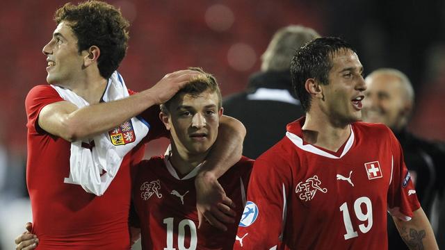 Mehmedi, Shaqiri et Gavranovic se congratulent. L'équipe de Suisse disputera la finale de l'Euro M21 au Danemark. [Keystone - Peter Klaunzer]