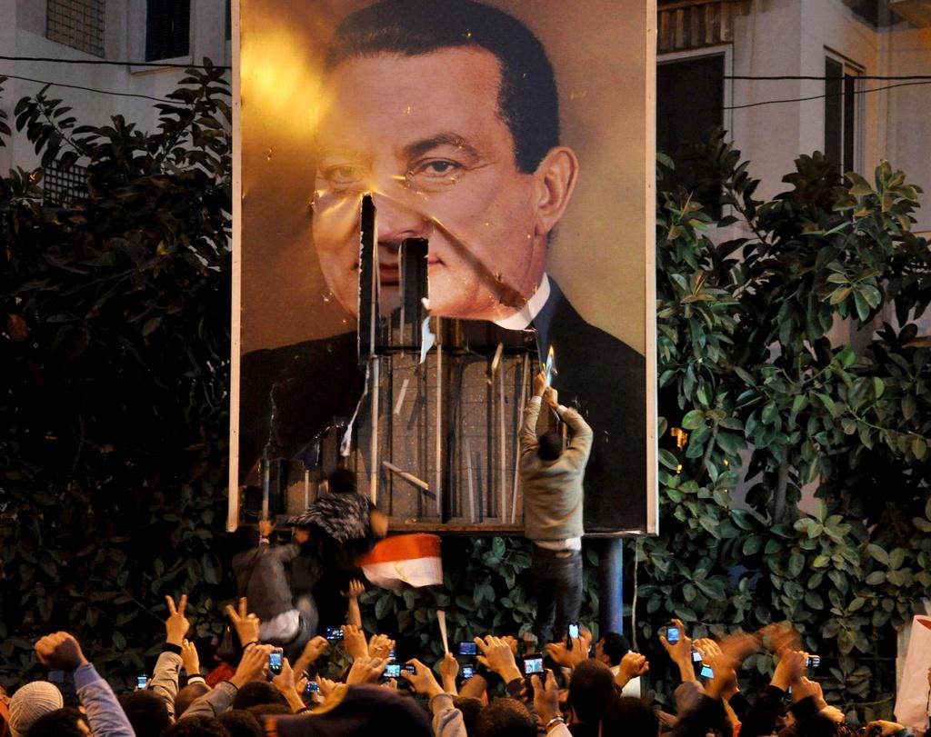 Les manifestants s'en sont notamment pris à des portraits du président Hosni Moubarak. [KEYSTONE - AP Photo]