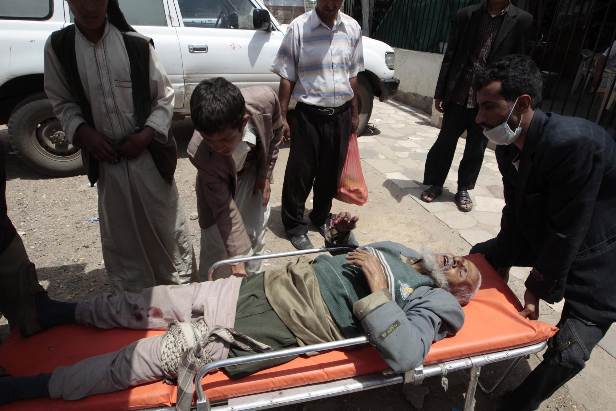 Samedi, un civil blessé lors d'affrontements avec l'armée est amené à la clinique universitaire de Sanaa. [REUTERS - Ammar Awad]