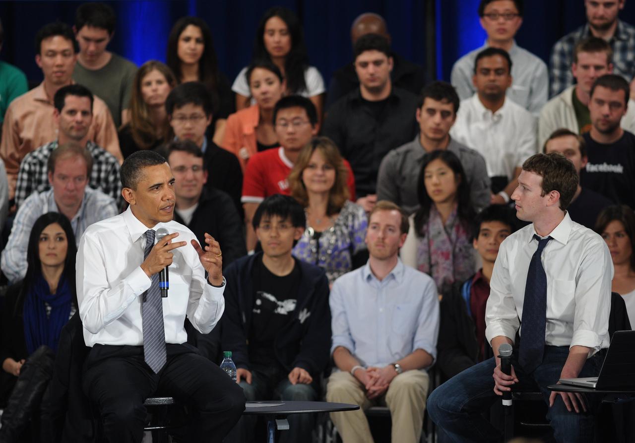 Le président Obama était mercredi face au patron de Facebook Mark Zuckerberg, dans les locaux du réseau social qui retransmettait en direct cette séance de questions-réponses. [AFP - Mandel Ngan]