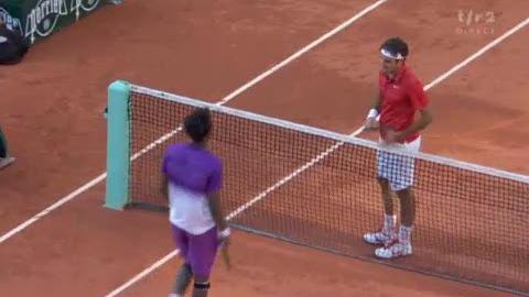 Tennis / Roland Garros (1/4): Federer-Monfils. Federer écarte Monfils en 3 sets, au tie-break. Federer solide et facile. Monfils émoussé n'a que très rarement eu l'occasion de faire douter le Suisse.