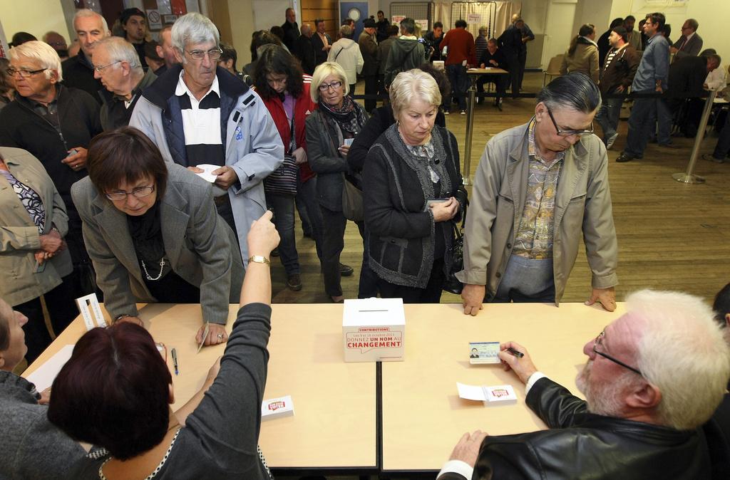 Les Français de gauche se sont déplacés en nombre dans les bureaux de vote. [KEYSTONE - AP Photo/Bob Edme]