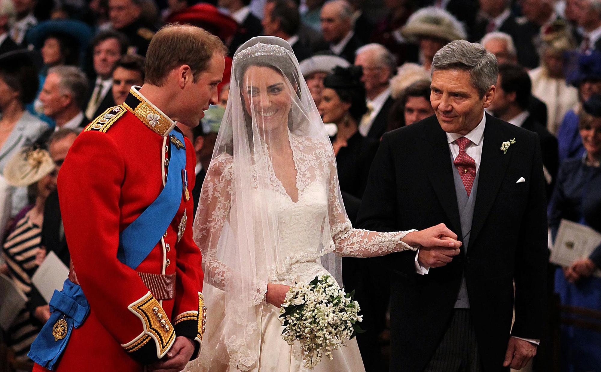 12h08: Kate rejoint William devant le choeur de l'abbaye de Westminster. [Dominic Lipinski]