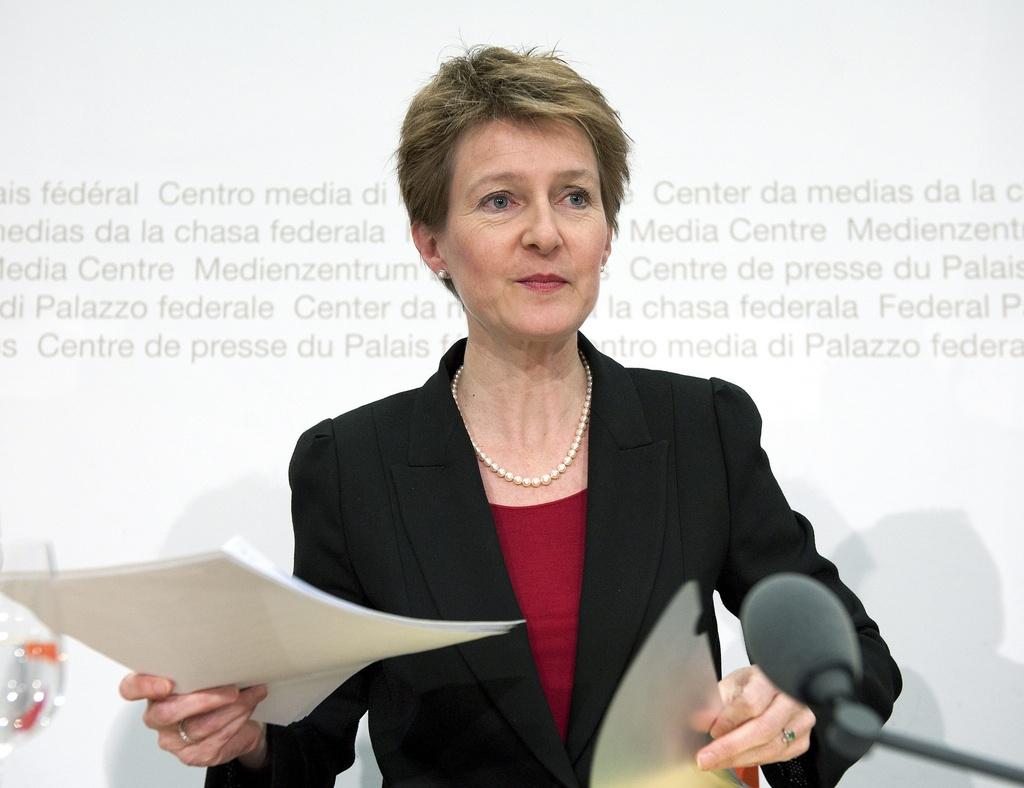 Simonetta Sommaruga face à la presse dimanche à Berne. [Peter Schneider]