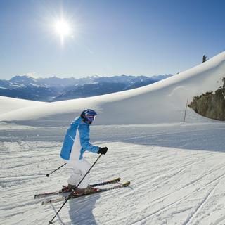 Les skieurs ont profité de la neige fraîche et du soleil comme ici sur le domaine skiable de Crans-Montana en Valais. [KEYSTONE - Jean-Christophe Bott]