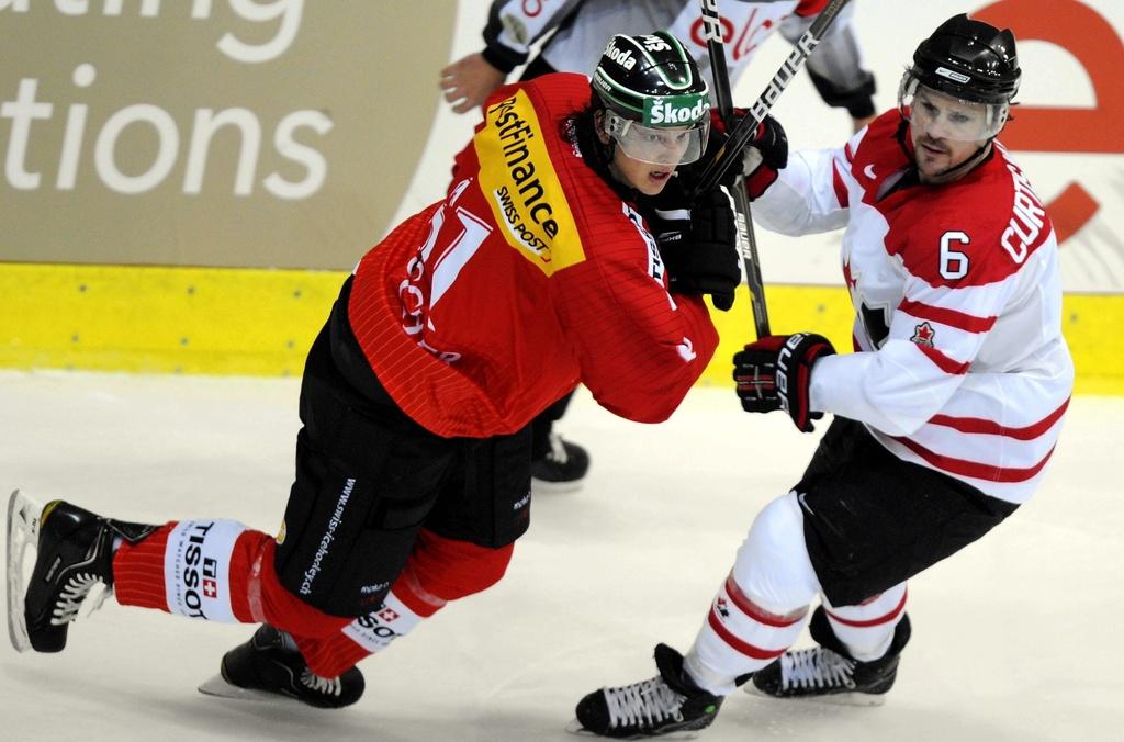 Kevin Lötscher, lors du match amical entre la Suisse et le Team Canada, à Kloten en novembre 2010.