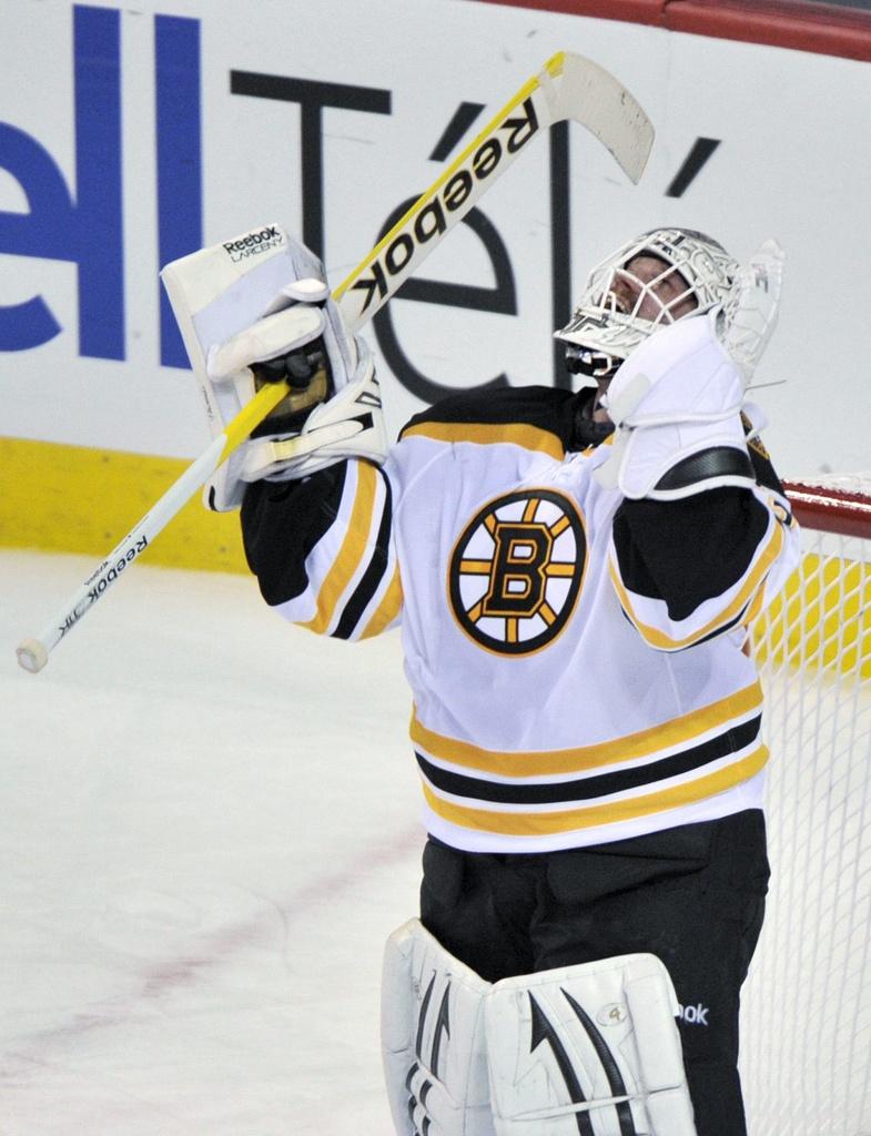 Tim Thomas, le gardien des Bruins, soulagé après cette importante victoire pour les siens. [Graham Hughes]