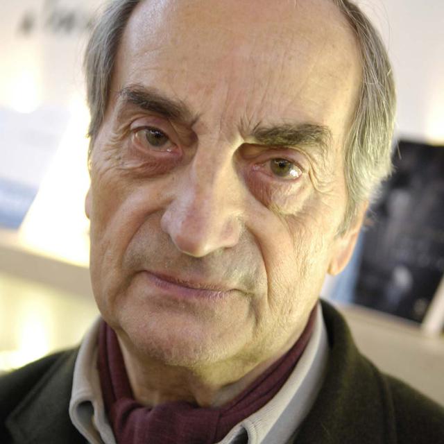 L'écrivain Charles Juliet pose pour le photographe le 24 mars 2007 à Paris au Salon du livre. [Stéphane de Sakutin]