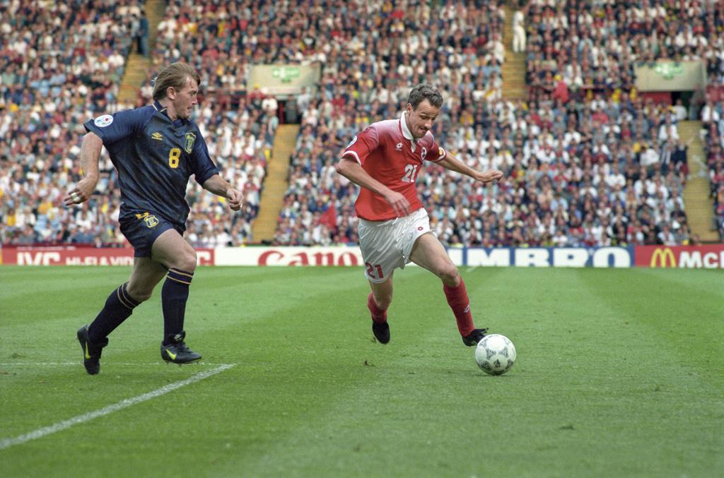 Christophe Bonvin ici sous le maillot de l'équipe nationale (45 sélections, 8 buts) lors de l'Euro 1996 face à l'Ecosse. [Keystone - Str]