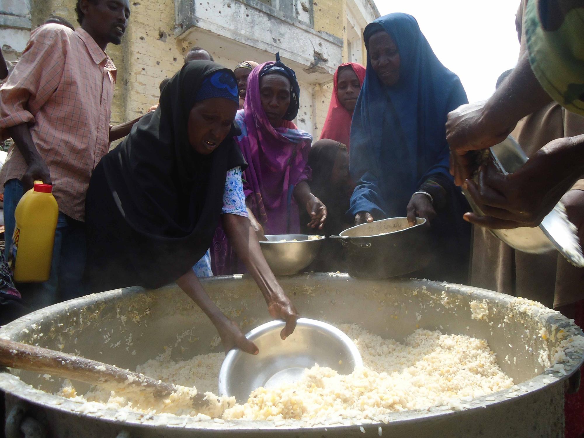 Le 28 juillet dernier à Mogadiscio, des volontaires locaux participaient à la préparation et à la distribution de repas pour les victimes de la sécheresse. [NOTIMEX - Guo Yong]
