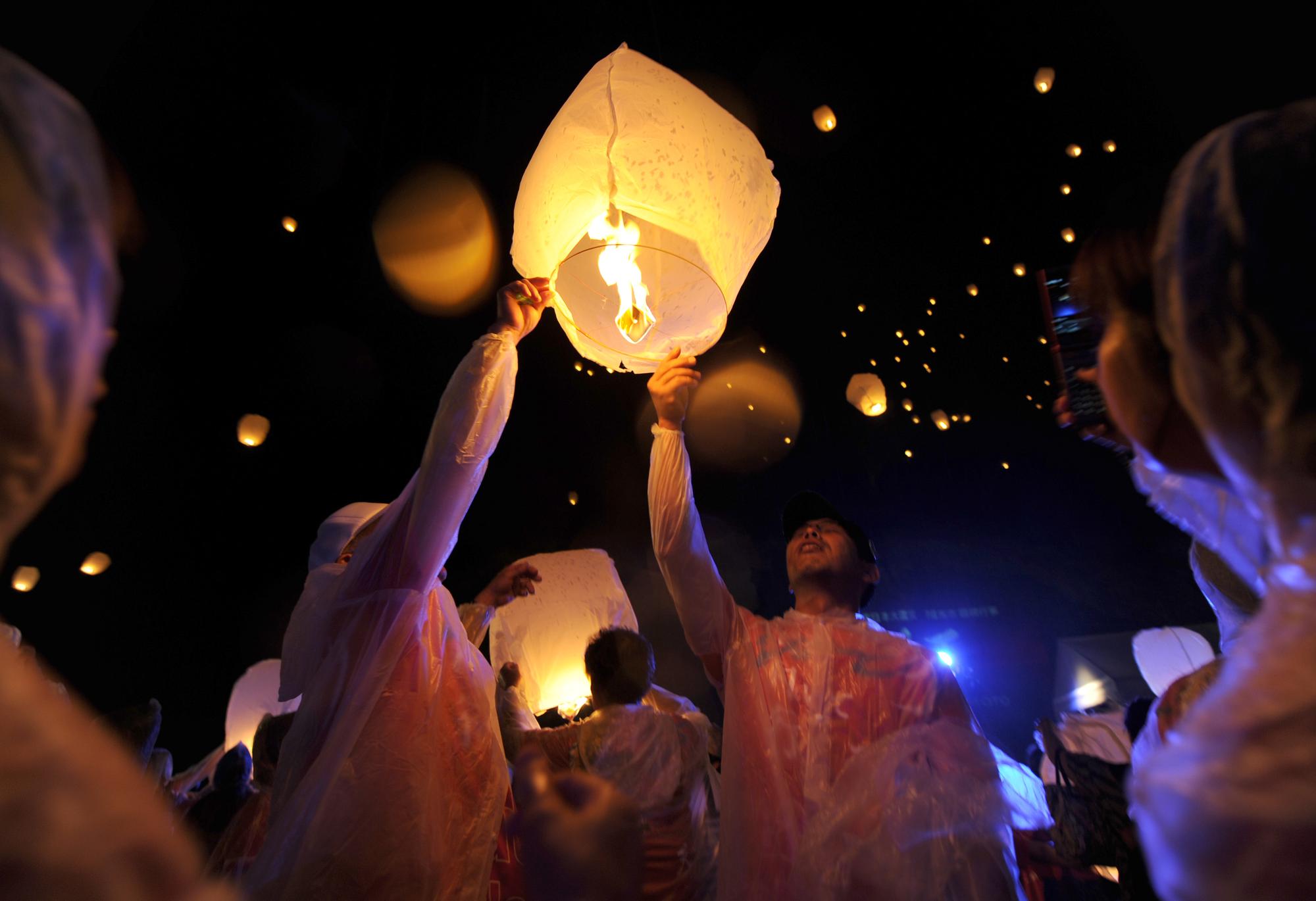 Les habitants de Soma ont laché des lanternes dans le ciel. [AFP - TOSHIFUMI KITAMURA]