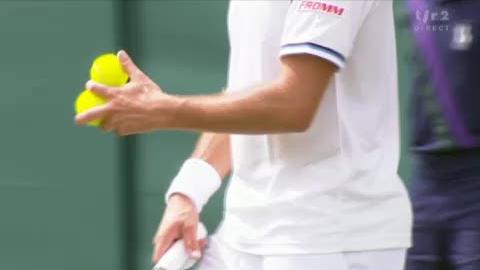 Tennis / Wimbledon (1er tour) / Wawrinka-Starace: le jeu de service du Vaudois reste impressionnant de régularité et de puissance... ce qui lui permet d'empocher le 2e set (6-4)