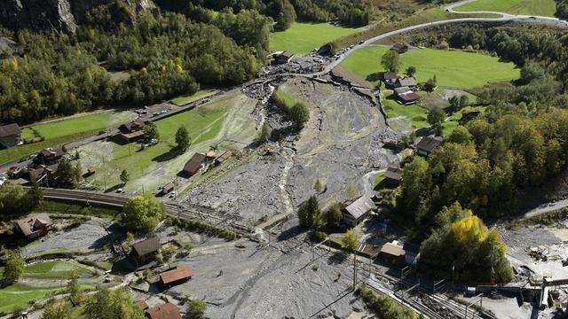 La route cantonale entre Frutigen et Kandersteg a été partiellement ensevelie lors des intempéries qui ont touché la région en début de semaine. [KEYSTONE - Peter Schneider]