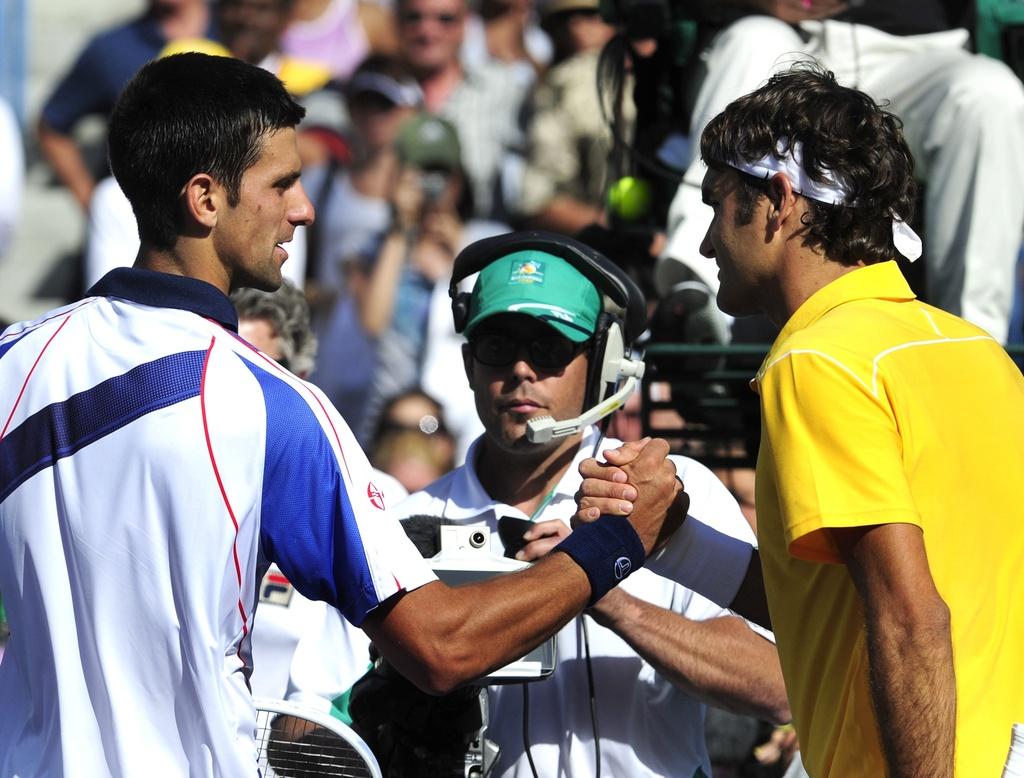 Federer a battu 12 fois Djokovic mais le Serbe a enlevé leurs trois derniers duels. [KEYSTONE - Mike Nelson]