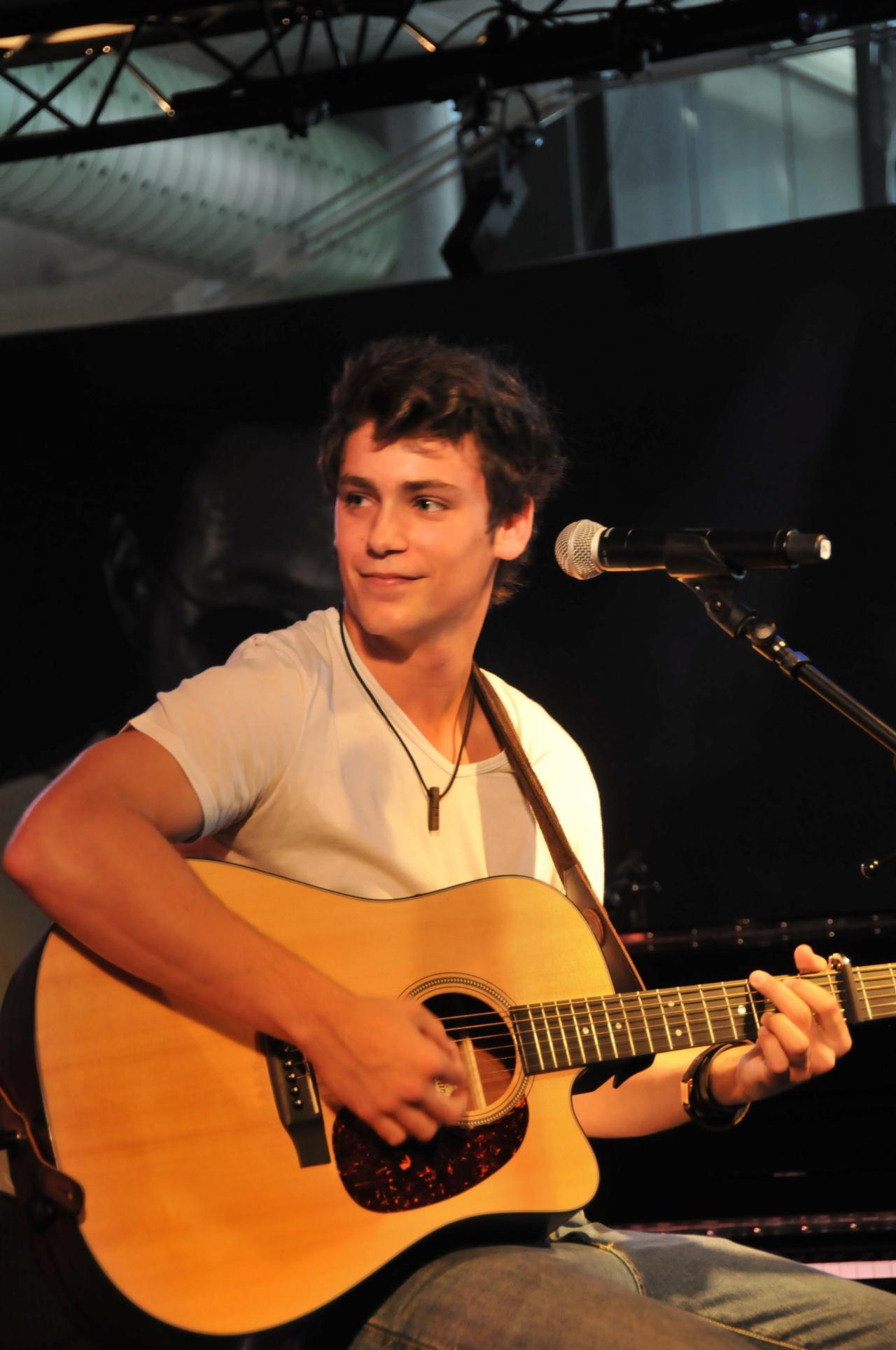 Bastian Baker en showcase pour Couleur 3, 11 juillet 2011, Montreux Jazz Festival. [mathieu chevrier]