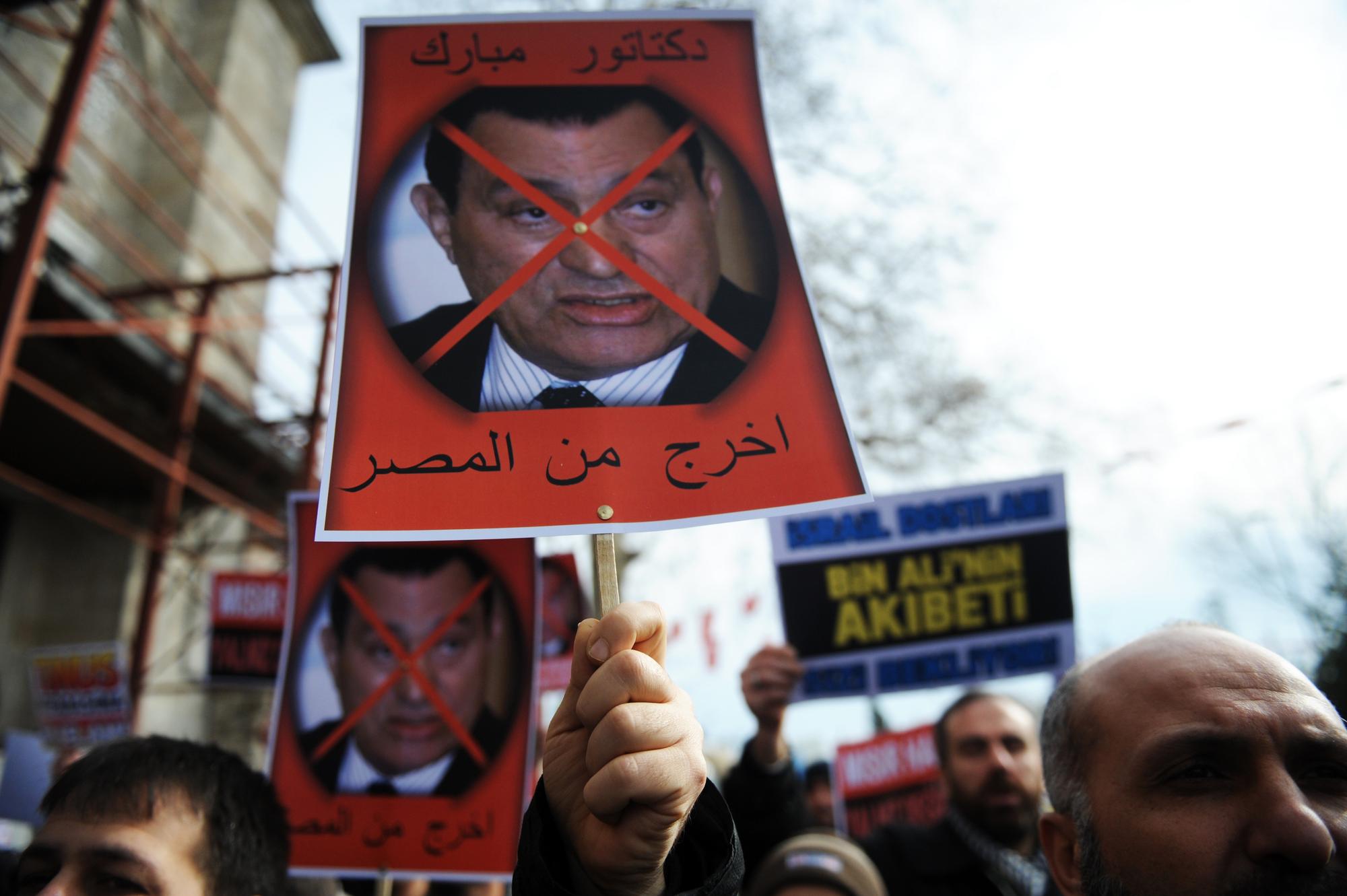 Des portraits du président Moubarak ont été brûlés, déchirés et piétinés. [AFP - BULENT KILIC]