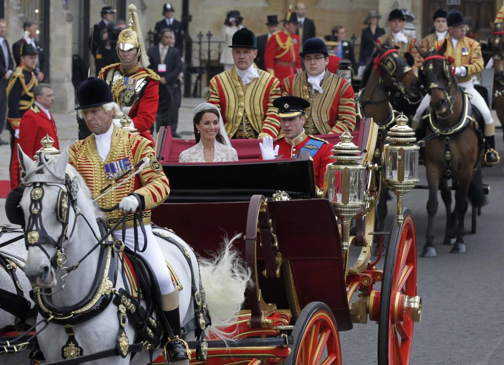 13h10: le carrosse datant de 1902 emmène les jeunes mariés de Westminster à Buckingham. [Alastair Grant]