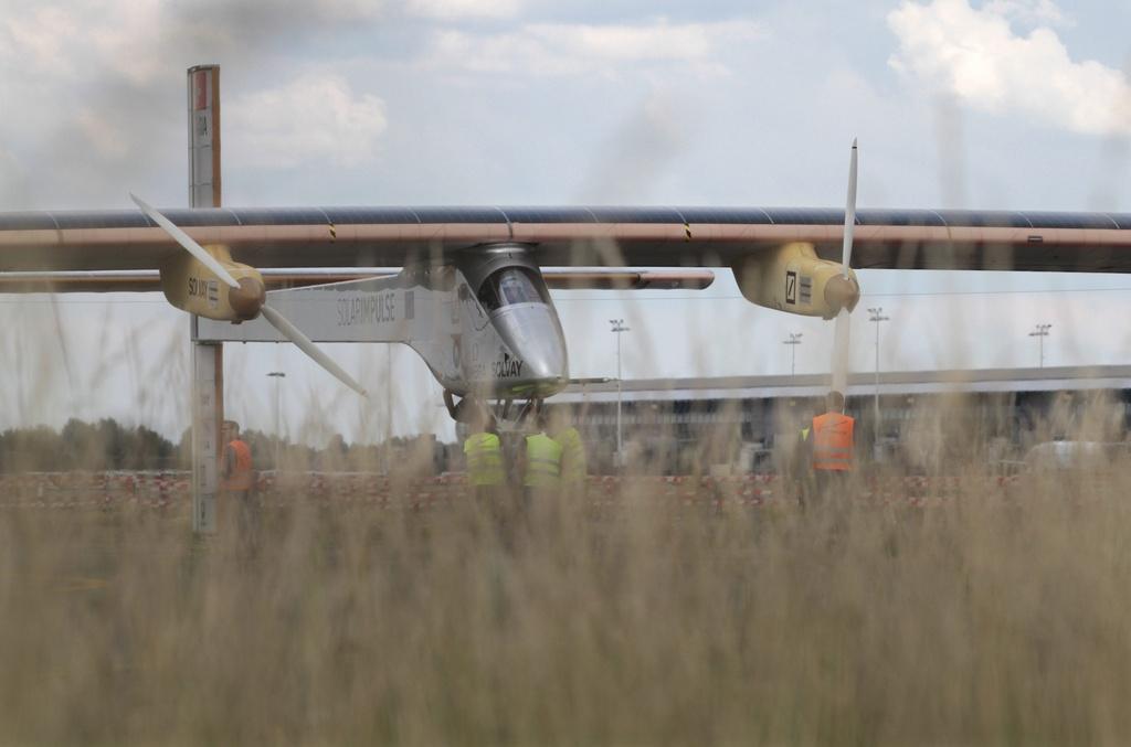 Solar Impulse (ici au départ de Bruxelles samedi), pourrait à nouveau tenter de joindre Paris mardi. [KEYSTONE - Yves Logghe]