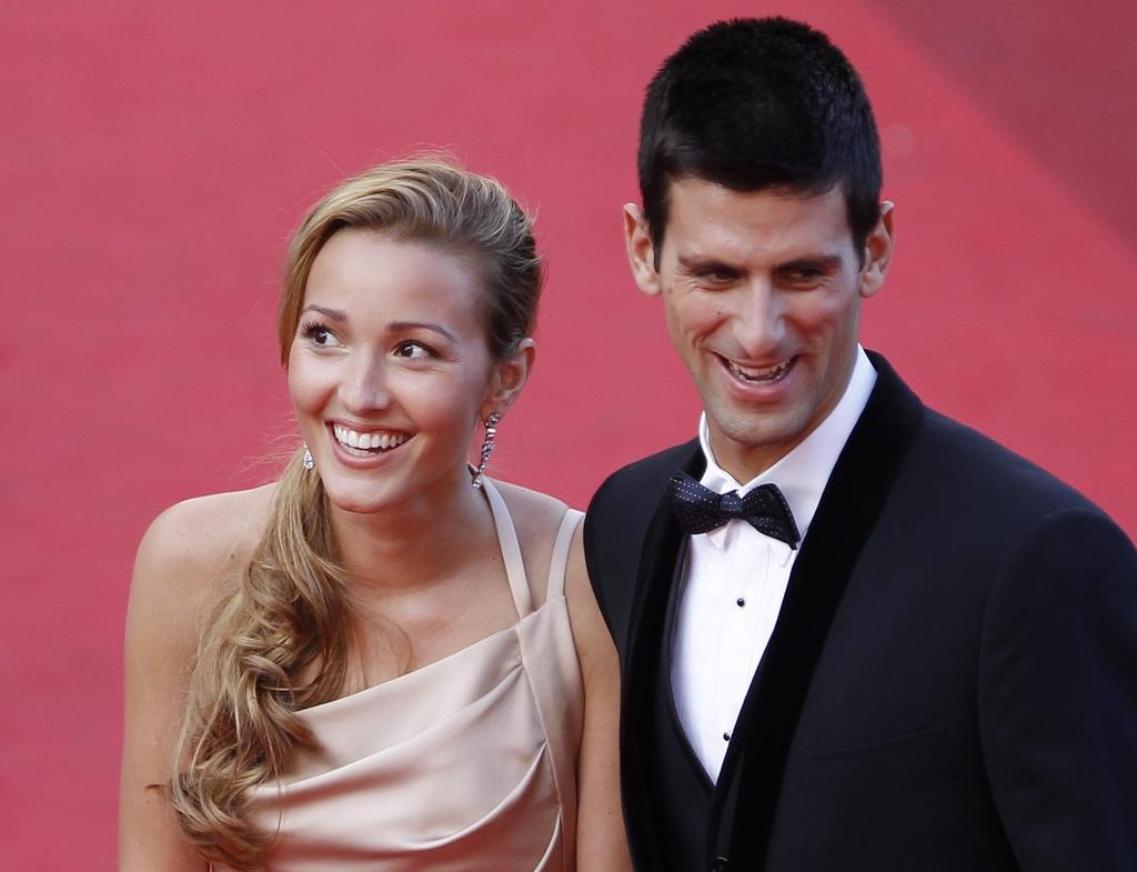 Djokovic a fait un petit détour par Cannes pour fouler le tapis rouge en compagnie de sa charmante amie. [KEYSTONE - Guillaume Horcajuelo]
