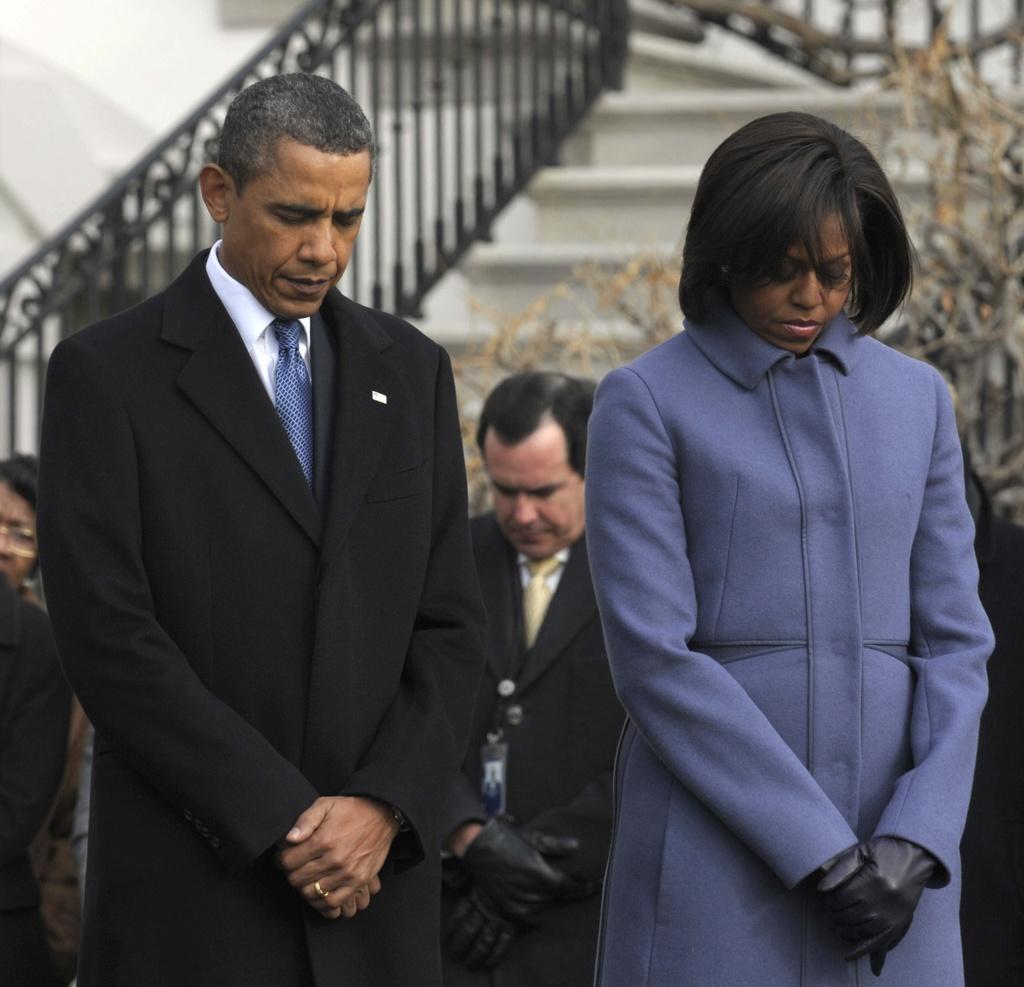 Barack Obama et son épouse Michelle se sont recueillis devant la Maison Blanche. [KEYSTONE - Susan Walsh]