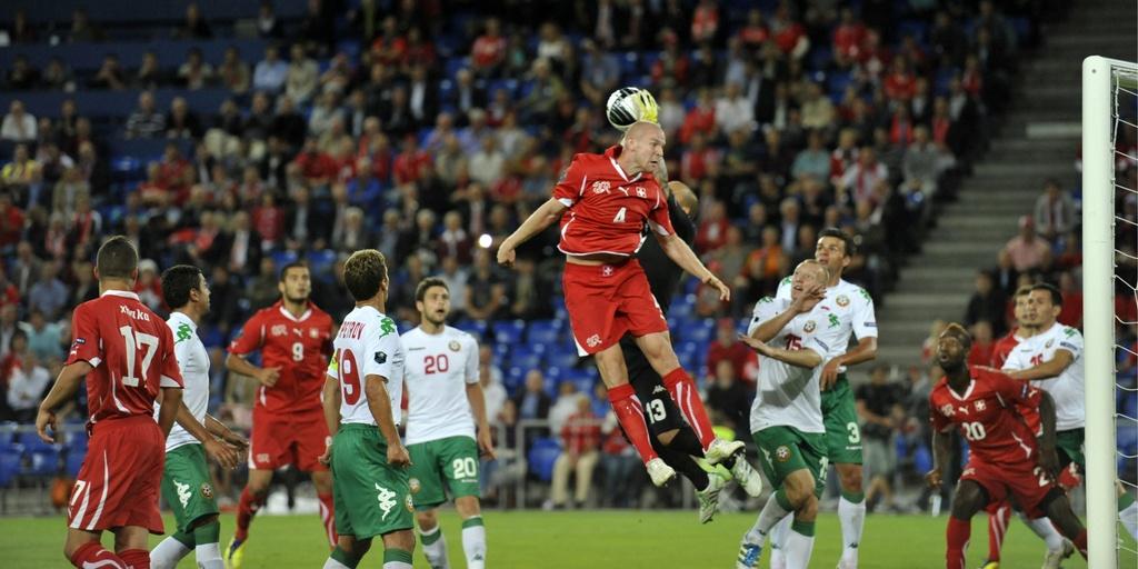 Devant le gardien Mikhailov, la tête de Philippe Senderos ne trouve pas le ballon. [KEYSTONE - Georgios Kefalas]