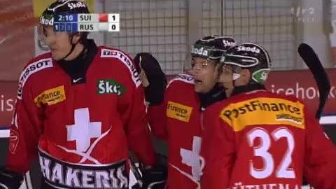 Hockey / Suisse - Russie (amical à Fribourg): La Suisse ouvre3 le score grâce à Martin Plüss (18e)