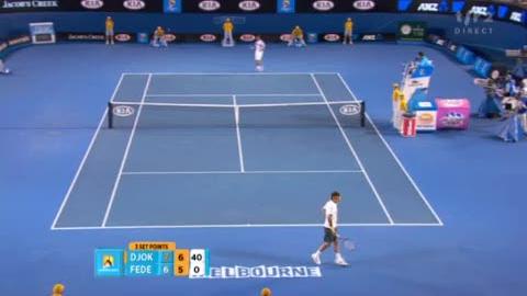 Tennis / Open d'Australie: Federer - Djokovic (demi-finale). Federer menait 5-2, mais perd la 2e manche 5-7 !