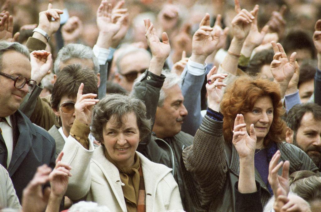 28 avril 1991: pour la première fois de l'histoire, les femmes appenzelloises ont le droit de participer à une Landsgemeinde. [KEYSTONE - STR]