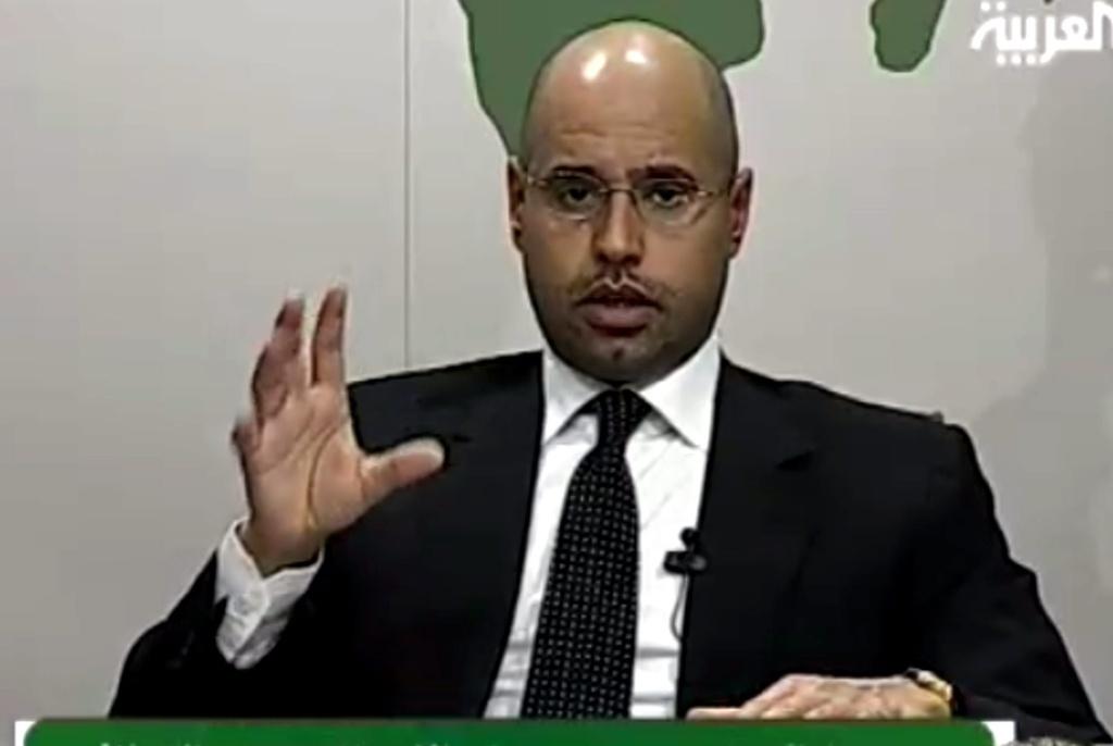 20 février 2011: le fils de Mouammar Kadhafi Seïf Al-Islam s'est adressé au peuple dans un discours télévisé. Il a affirmé que le peuple libyen doit choisir: soit construire une "nouvelle Libye", soit plonger dans la "guerre civile". [KEYSTONE - AL ARABIYA TELEVISION CHANNEL/HANDOUT]