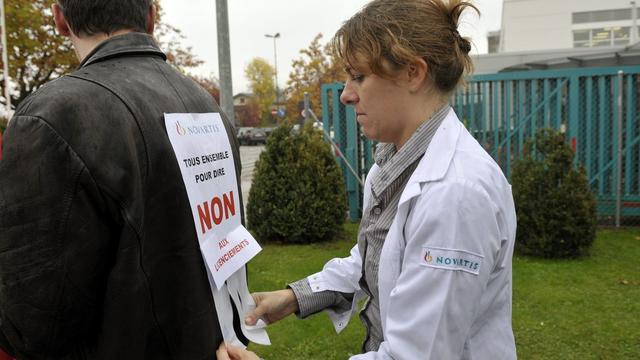 Vendredi dernier, des employés de Novartis et des membres d'Unia ont manifesté contre la fermeture du site de Nyon-Prangins. [Martial Trezzini]