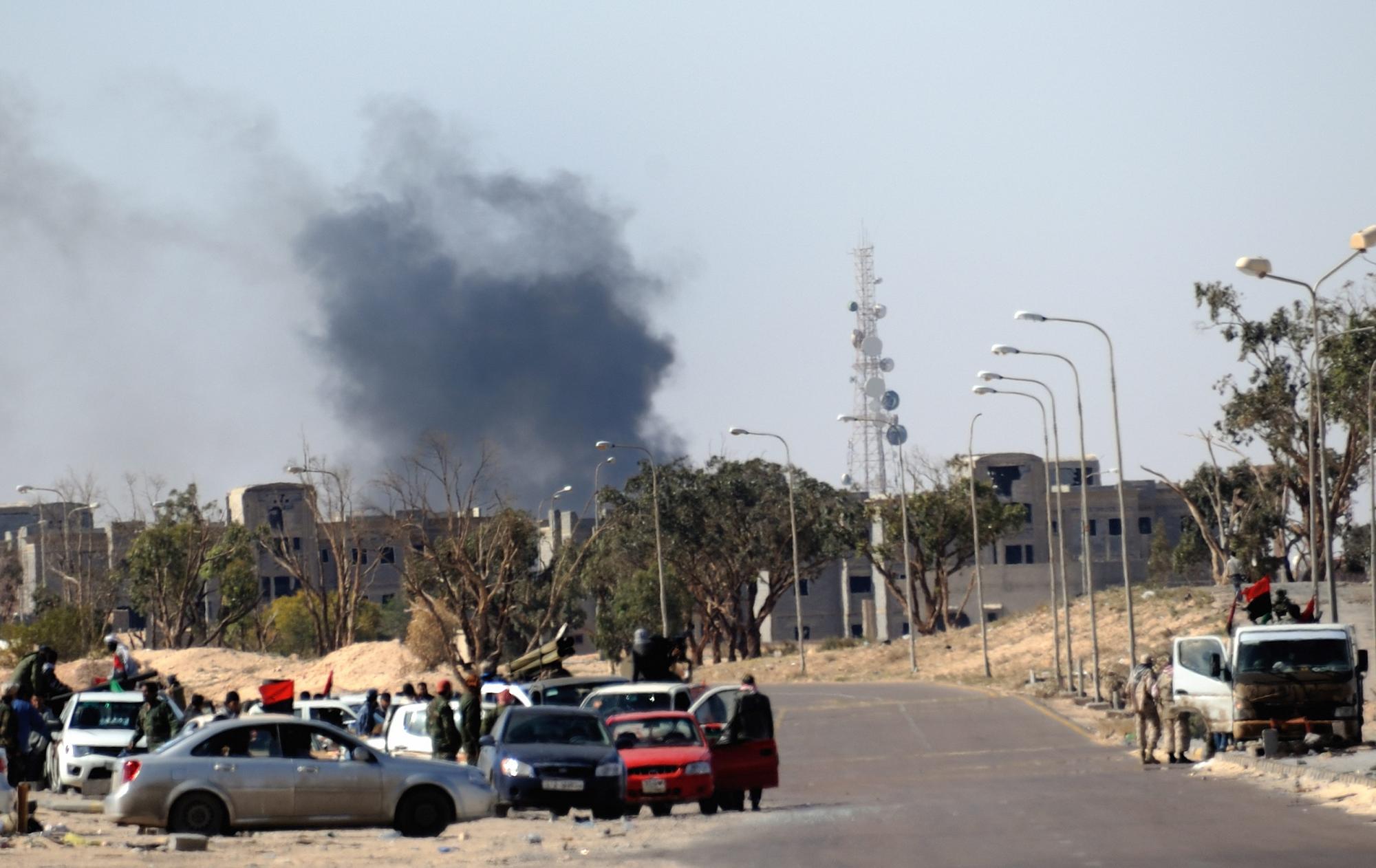 Un missile lancé par les pro-Kadhafi explose à Ajdabiya. [KEYSTONE - Vassil Donev]