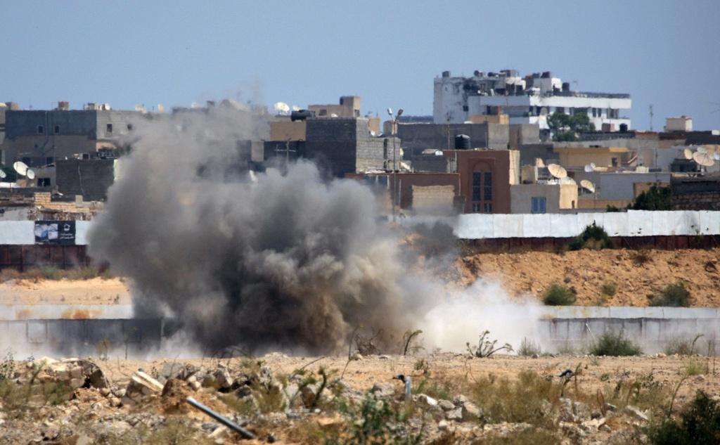Une explosion ce mardi 23 août près du quartier général de Mouammar Kadhafi à Bab al-Aziziya. [KEYSTONE - Sergey Ponomarev]