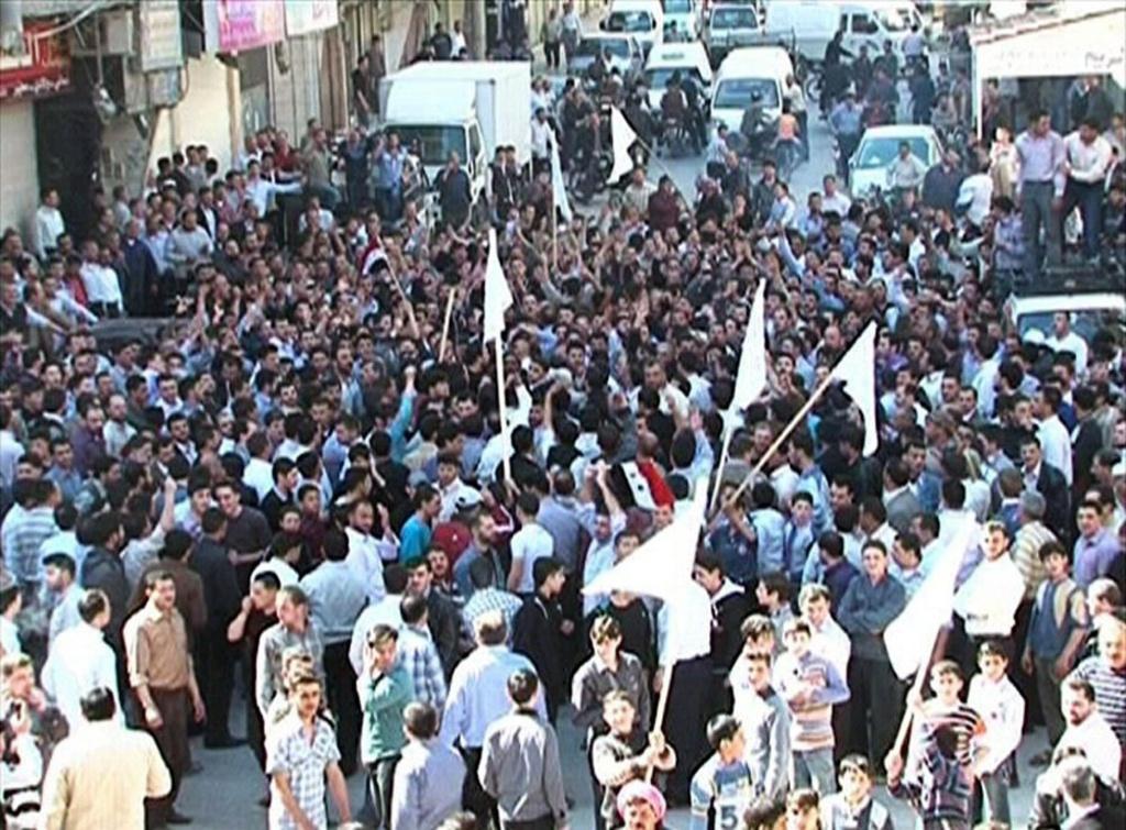Ces rares images montrent une manifestation d'opposants au pouvoir syrien vendredi à Douma. [KEYSTONE - SANA HANDOUT]
