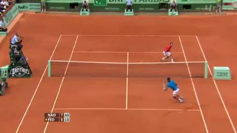 Tennis / Roland Garros (Finale): Nadal-Federer. 6e jeu de suite perdu par le Suisse! Mais quel bel échange dans ce premier jeu de la 2e manche