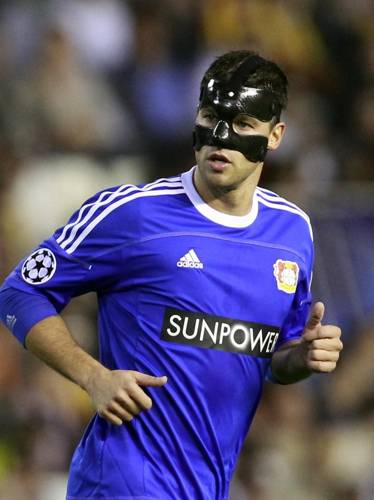 Michael Ballack arborant son masque de carbone. [KEYSTONE - Alberto Saiz]