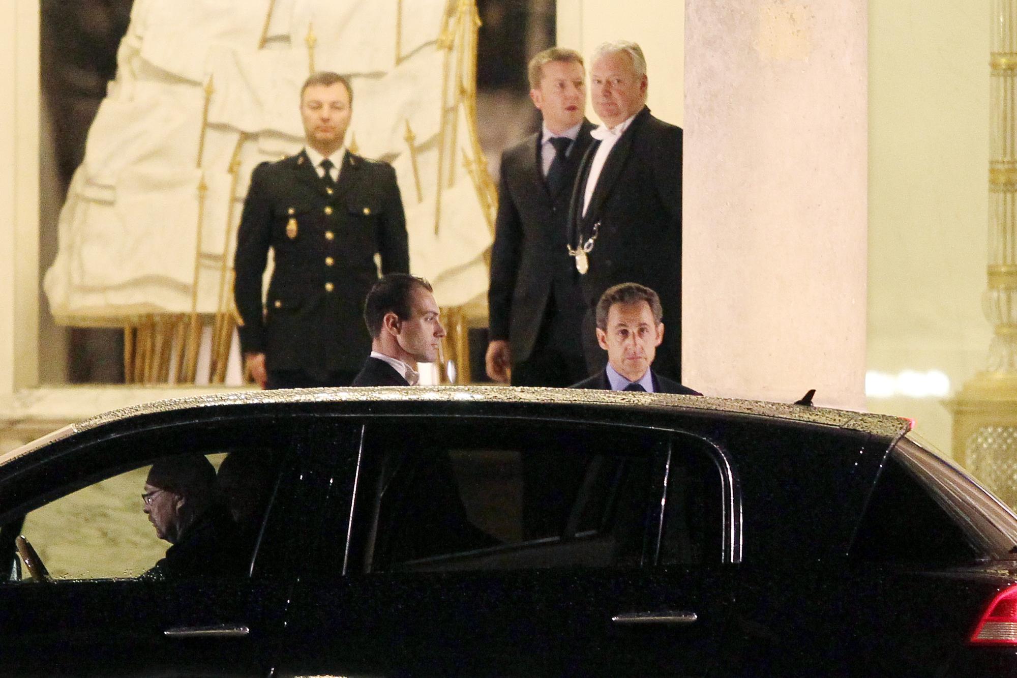 Nicolas Sarkozy a rencontré vendredi soir son Premier ministre François Fillon pour faire le point sur la crise tunisienne. [AFP - Thomas Coex]