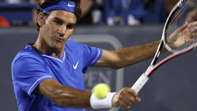 Roger Federer, of Switzerland, returns a volley to Juan Martin Del Potro, of Argentina, during a match at the Western & Southern Open tennis tournament, Tuesday, Aug. 16, 2011 in Mason, Ohio. (AP Photo/Tom Uhlman) [KEYSTONE - Tom Uhlman]