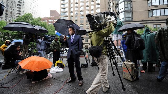 Les journalistes scrutent New York à la recherche de l'appartement de Strauss-Kahn. [KEYSTONE - Andrew Gombert]