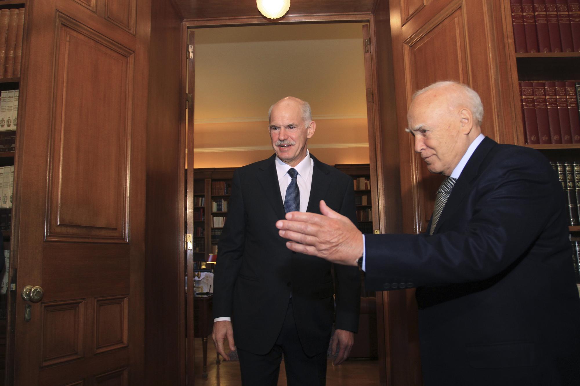 Georges Papandréou reçu par le président grec Carolos Papoulias (à droite). [REUTERS - Panayiotis Tzamaros]