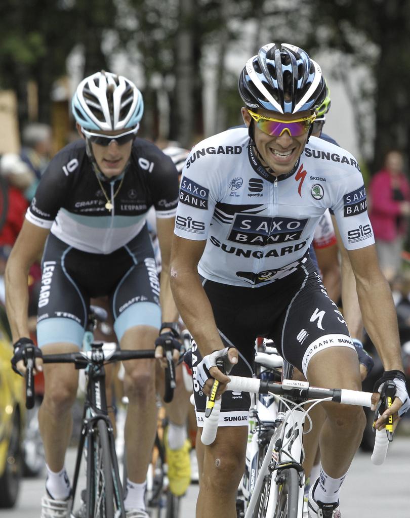 Alberto Contador, ici devant Andy Schleck, a été le grand animateur de l'étape du jour. [KEYSTONE - Laurent Cipriani]