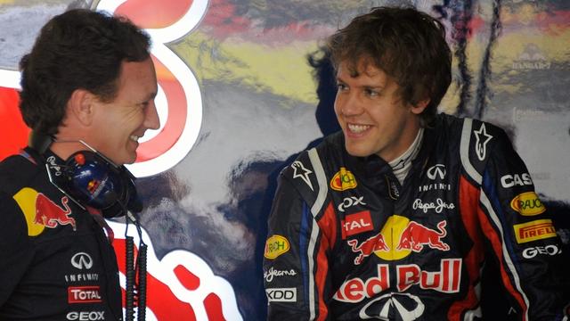 Sebastian Vettel (à droite), en discussion avec son patron d'écurie Christian Horner, semble actuellement rouler sur une autre planète. [Keystone - FRANCK ROBICHON]