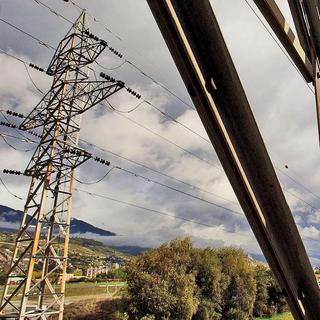 Ligne électrique près de Sierre, Valais. [Olivier Maire]